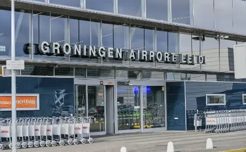 Ingang van de terminal van Groningen Airport Eelde